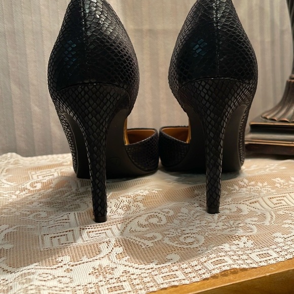 Mossimo Supply Co Black and Gold Heels with Pointed Toe Design - Picture 3 of 14